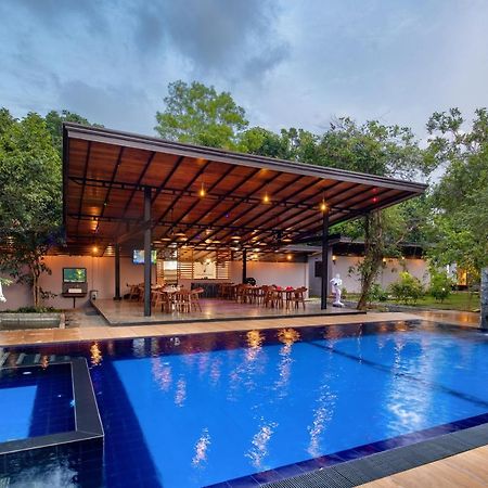 Atha Resort Sigiriya Bagian luar foto The swimming pool at the hotel
