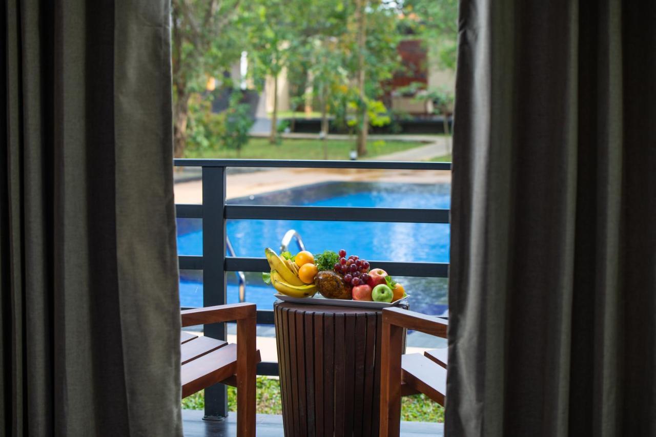 Atha Resort Sigiriya Bagian luar foto The swimming pool at the hotel