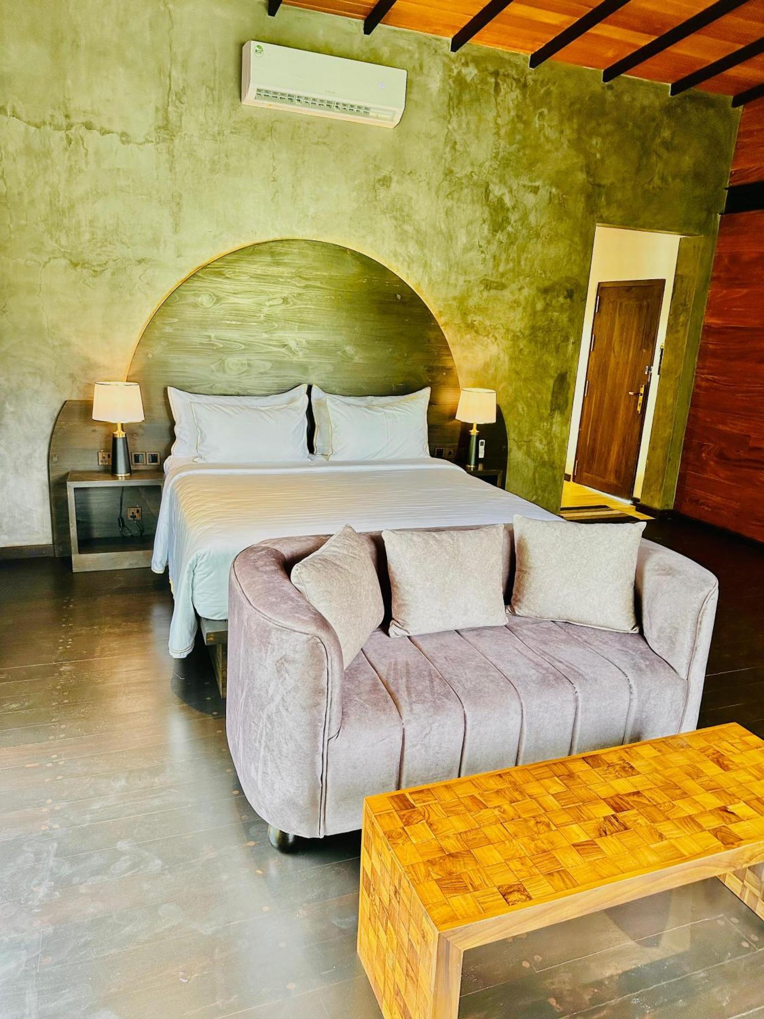 Atha Resort Sigiriya Bagian luar foto A bedroom at the hotel
